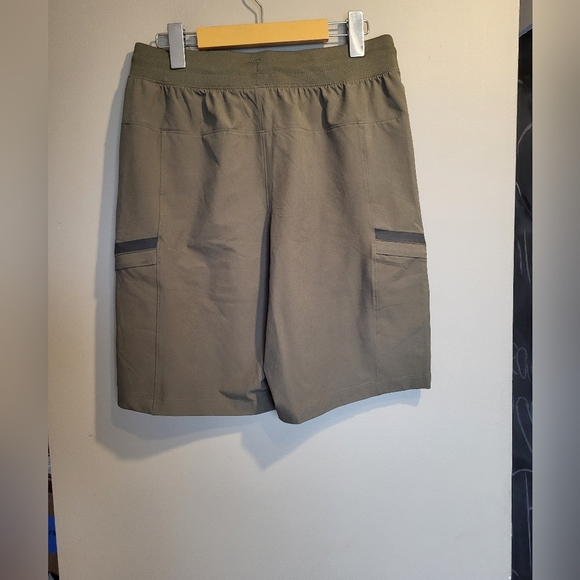Under Armour Men's Khaki Athletic Shorts, Size Medium ( 28) - Picture 3 of 5